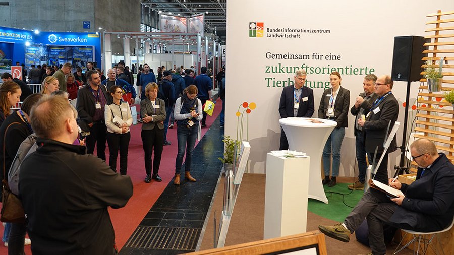 Pressegespräch an Messestand des BZLs