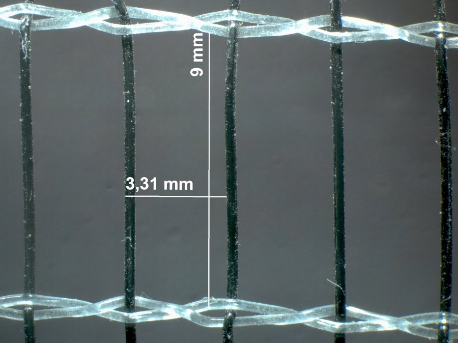 Graue Hagelnetze bestehen aus schwarzen Querfäden und transparenten Längsfäden