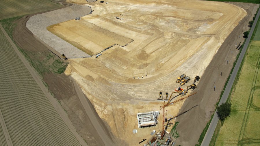 Ein Wasserspeicher mit Vierhundert-Tausend Kubikmetern Volumen wird gezeigt.