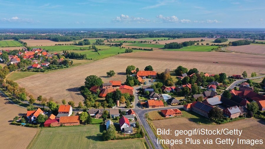 Vogelperspektive Dorf mit Feldern