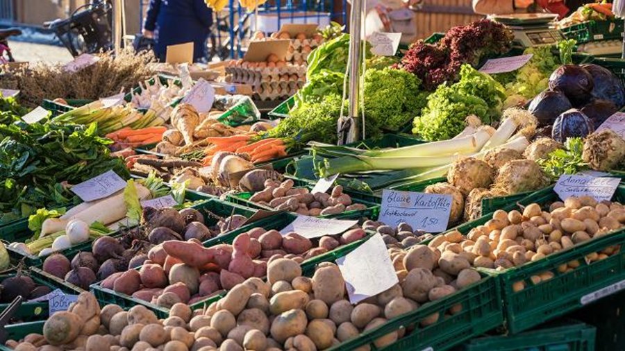 Marktstand mit Obst und Gemüse